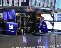 وول ستريت وأوروبا تقفزان والنفط يتراجع