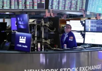 وول ستريت وأوروبا تقفزان والنفط يتراجع