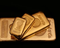 سعر الذهب يتراجع عن ذروة شهر مع ارتفاع الدولار