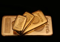 سعر الذهب يتراجع عن ذروة شهر مع ارتفاع الدولار