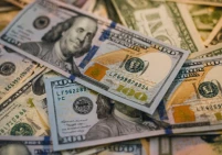 تراجع سعر الدولار مقابل الشيكل يضغط على المساعدات ويُربك الاقتصاد الفلسطيني