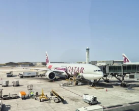 قطر تعلن استئناف جزئي للملاحة الجوية وتشغل رحلات إجلاء وشحن