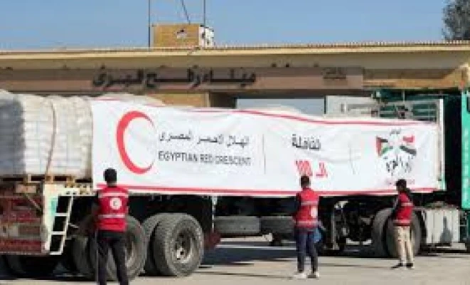 أطنان من المساعدات الغذائية والمواد البترولية في طريقها إلى غزة