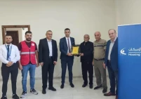 بنك الإسكان يقدم تبرعاً لمستشفى الهلال الأحمر في حلحول