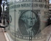 الحرب تخفض قيمة الجنيه المصري وتقربه من 55 للدولار