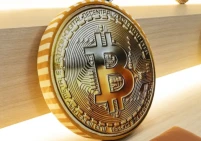 سعر "بتكوين" يهبط ويستقر قرب 83500 دولاراً
