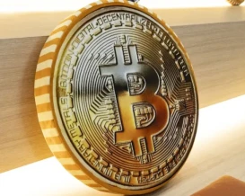 سعر "بتكوين" يهبط ويستقر قرب 83500 دولاراً