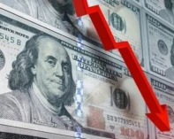 الدولار يتراجع مع انخفاض التوقعات برفع الفائدة