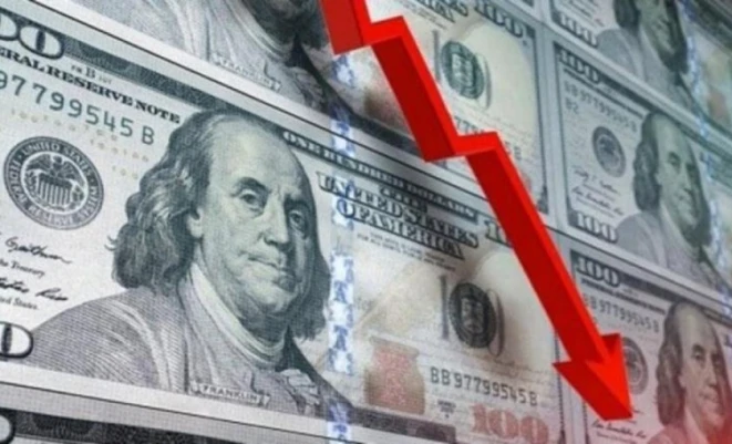 الدولار يتراجع مع انخفاض التوقعات برفع الفائدة