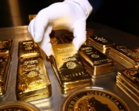 الذهب يواصل الهبوط لليوم الثالث على التوالي