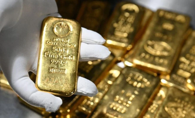 سعر الذهب يهبط مع التركيز على محادثات أمريكا وإيران وقرارات بنوك مركزية