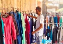 أرقام فلكية.. رسوم "الشحن" تشعل أسعار الملابس في غزة