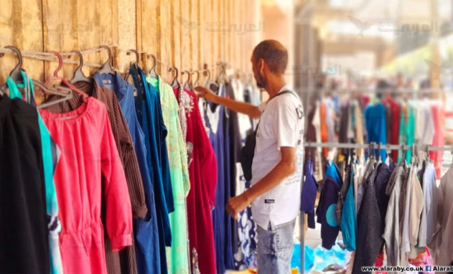 أرقام فلكية.. رسوم "الشحن" تشعل أسعار الملابس في غزة