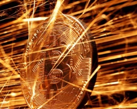 بيتكوين تقاوم ضغوط البيع وترتفع بشكل طفيف