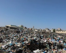 بعد عامين من الحرب.. بدء ترحيل النفايات المتراكمة في سوق فراس