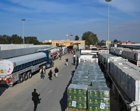 307 شاحنات دخلت إلى قطاع غزة أمس