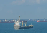 إندونيسيا تتراجع عن فرض رسوم على السفن بمضيق ملقا