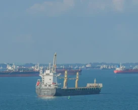 إندونيسيا تتراجع عن فرض رسوم على السفن بمضيق ملقا