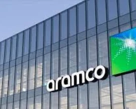 أرامكو تحوّل شحنات النفط إلى ميناء ينبع لتجنب مخاطر مضيق هرمز