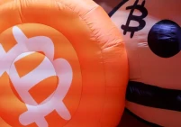 بيتكوين تتراجع إلى ما دون 62 ألف دولار