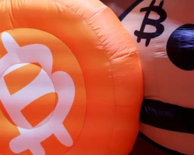 بيتكوين تتراجع إلى ما دون 62 ألف دولار