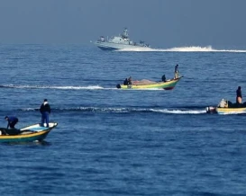 الاحتلال يعتقل صيادين قُبالة بحر وسط قطاع غزة