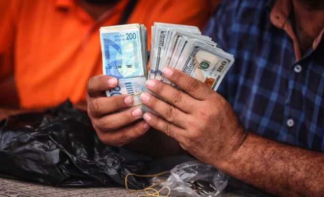 الكاش يتحول إلى عبء في غزة.. عمولات تصل إلى 10% لتحويل النقد إلى رصيد إلكتروني