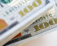 الدولار عند ذروة أسبوعين وسط ترقب الفائدة
