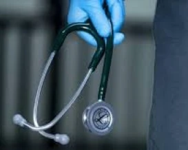 نقابة الأطباء تطرح مقترحاً لمعالجة أزمة الرواتب وتحذر من خطوات تصعيدية