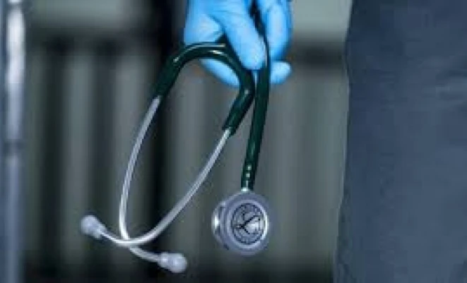 نقابة الأطباء تطرح مقترحاً لمعالجة أزمة الرواتب وتحذر من خطوات تصعيدية