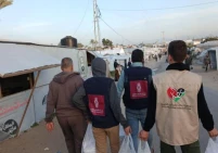 بنك فلسطين وجمعية عطاء فلسطين يوزعان وجبات إفطار للأسر المتضررة في غزة "