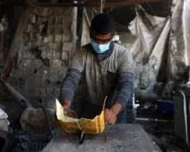 نقص المواد الخام يشلّ المهن في غزة ويرفع كلفة الإنتاج