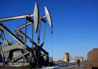 أسعار الذهب والنفط تنخفض مع تراجع مؤشر الدولار