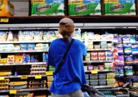 ثقة المستهلك الأميركي تتحسن في شهر فبراير