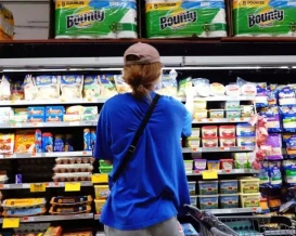 ثقة المستهلك الأميركي تتحسن في شهر فبراير