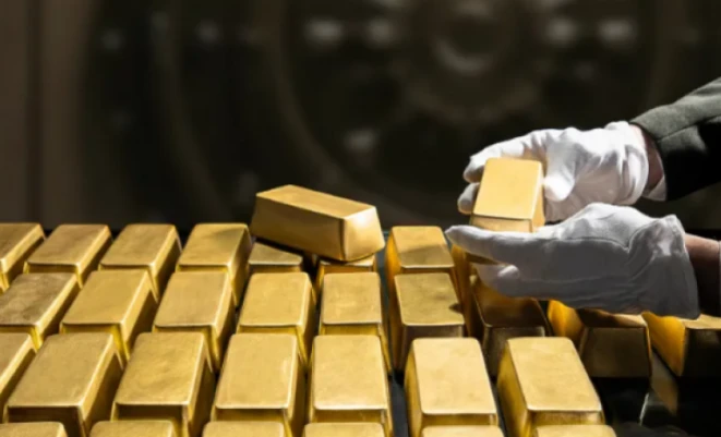 الذهب يهبط 2.4% ويتجه لثالث خسارة أسبوعية