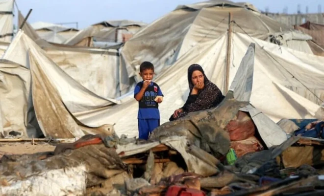 انخفاض كبير في تدفق السلع والمساعدات إلى غزة يُهدّد الواقع المعيشي