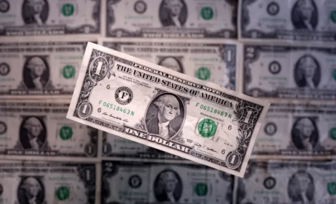 سعر الدولار يتجه نحو أكبر خسائر أسبوعية منذ يناير