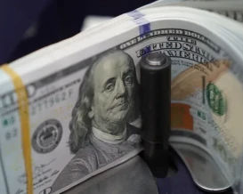 الدولار قرب أدنى مستوياته في عدة أشهر