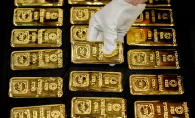 الذهب يتراجع بعد بلوغه أعلى مستوى في أكثر من شهرين
