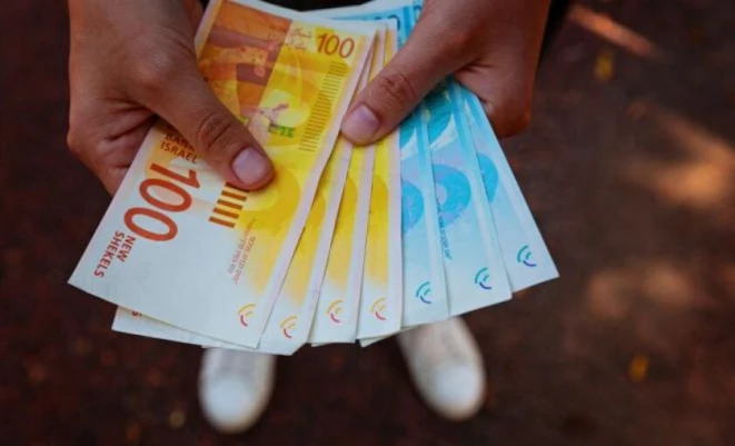 المالية تعلن نسبة وموعد صرف رواتب الموظفين