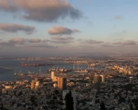 انخفاض سهم مجموعة "بازان" 2.5% بعد استهداف محطاتها لتكرير النفط في حيفا