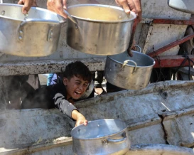 غزة تعيش حالة شلل.. وتحذيرات من تفاقم الكارثة جراء نقص الخبز والوقود