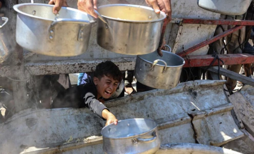 غزة تعيش حالة شلل.. وتحذيرات من تفاقم الكارثة جراء نقص الخبز والوقود