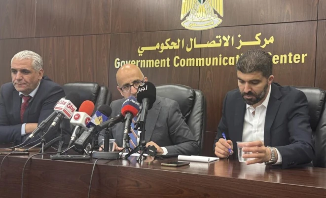 معادلة الرواتب الصعبة.. خبر سيئ للموظفين العموميين في فلسطين