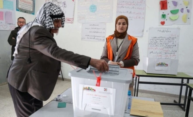 هل يبحث الفلسطينيون عن خيارات سياسية خارج الأطر الحزبية التقليدية؟