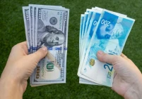 تحذيرات من تداعيات انخفاض الدولار وتآكل الرواتب