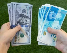 تحذيرات من تداعيات انخفاض الدولار وتآكل الرواتب