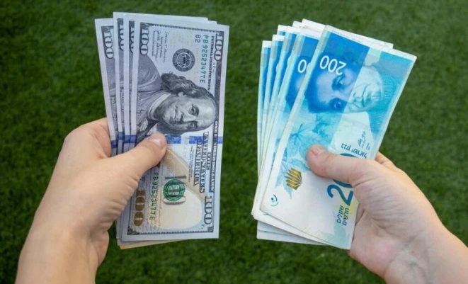 تحذيرات من تداعيات انخفاض الدولار وتآكل الرواتب