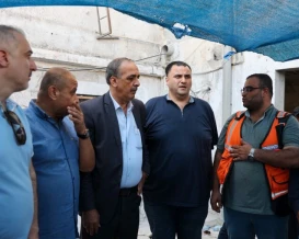 وفد من جمعية رجال الأعمال يتفقد موقع انهيار عمارة السعادة في غزة